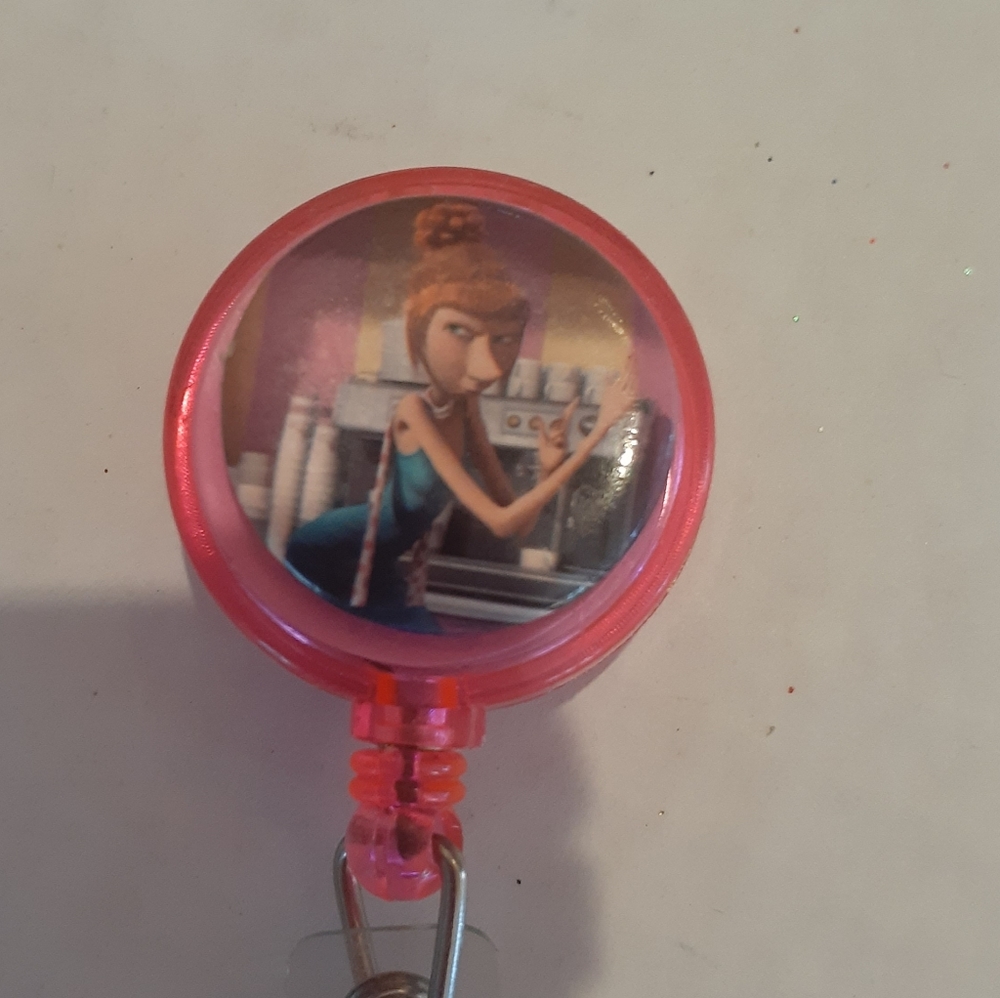Retractable name badge holder